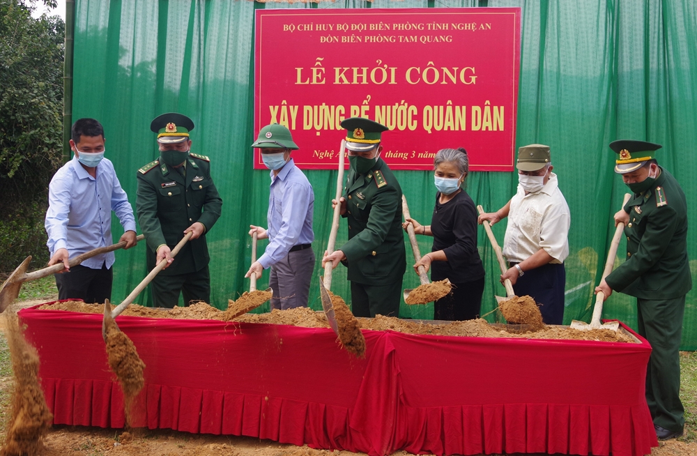 Đồn BP Tam Quang (BĐBP Nghệ An) khởi công xây dựng bể nước quân dân cung cấp nước sạch cho các hộ dân trên địa bàn.